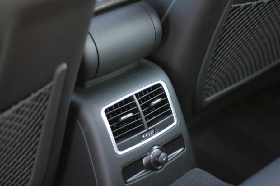 Детали интерьера Audi A6 3.0T Quattro Sedan (4F, C6) 2008 года  (NA) (фото 13 из 34)